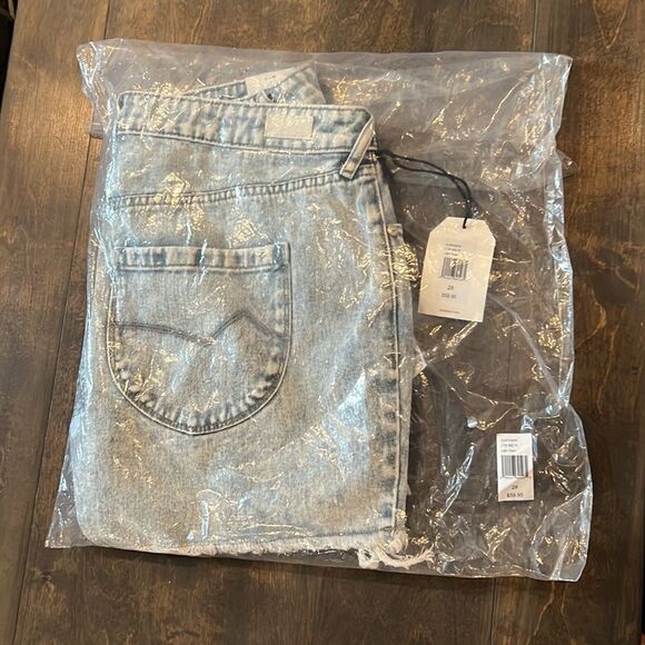 NWT Cleo + Wolf Women's Light Wash Mid Rise Denim Distressed Shorts Sz- 28 - Picture 16 of 16